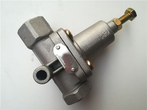 发动机润滑系统中的关键组件,如限压阀和旁通阀,均扮演着维护系统稳定