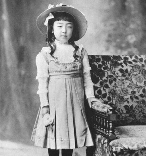 日本良子皇后"眯眯眼"基因太强,影响了重孙女,雅子再美也无用