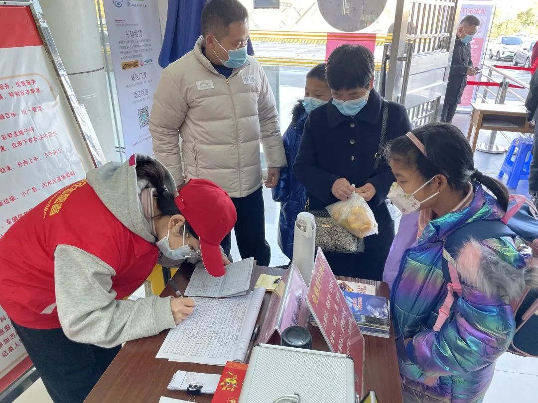 共青团南宁市委启动青年志愿者服务春运暖冬行动