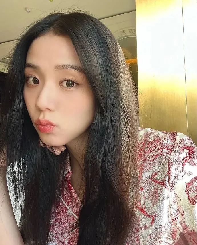 惊喜国际秀场闪耀亮相后jisoo给你送来一份造型攻略