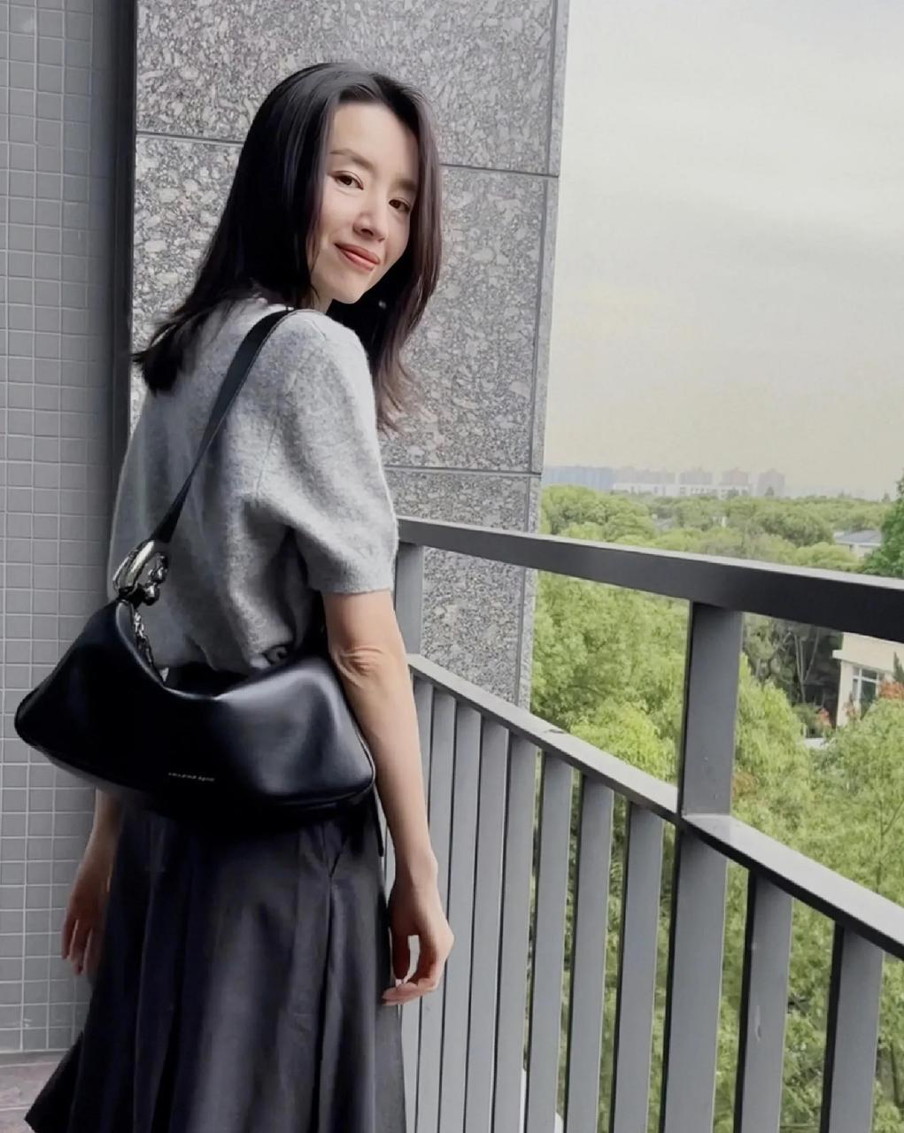 董洁[超话]#董洁私服穿搭look~真是简简单单显气质~半袖毛衫搭配休闲