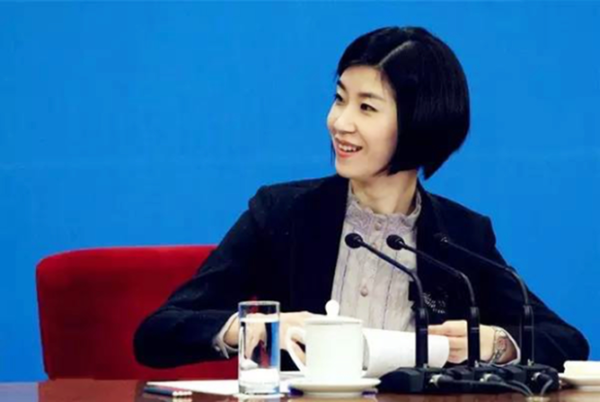 外交部翻译"女星"张璐,因一句翻译走红现升职,追星标杆当如此