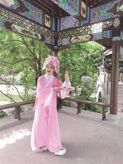 北仑小港有个"越剧奶奶"老人最爱看她做戏文