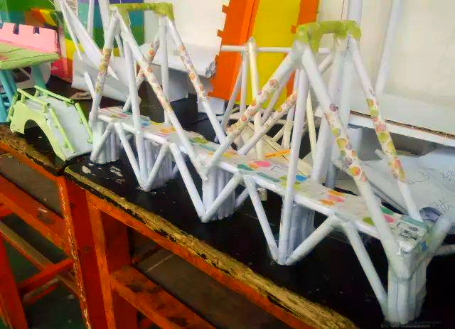 为了更高效地利用时间,在桥面制作环节,我们尝试了折叠报纸的方法,并