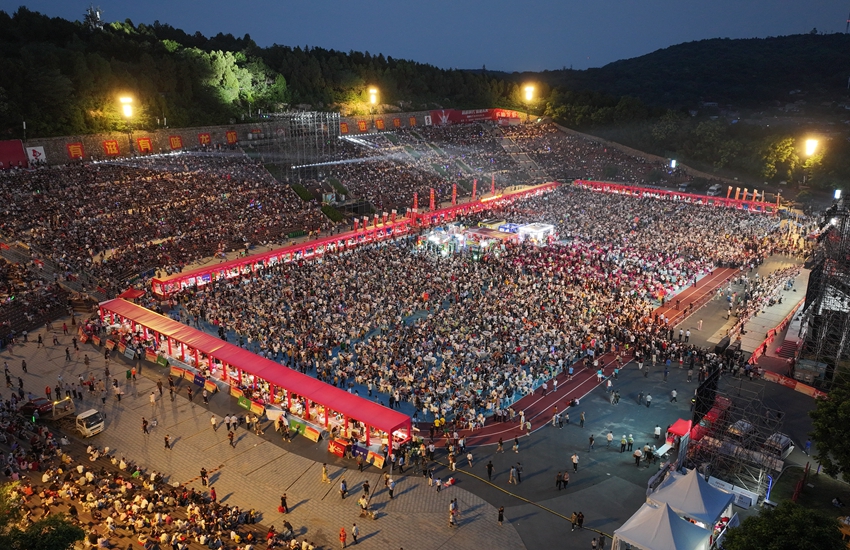 江苏盱眙:万人共享"龙虾宴"