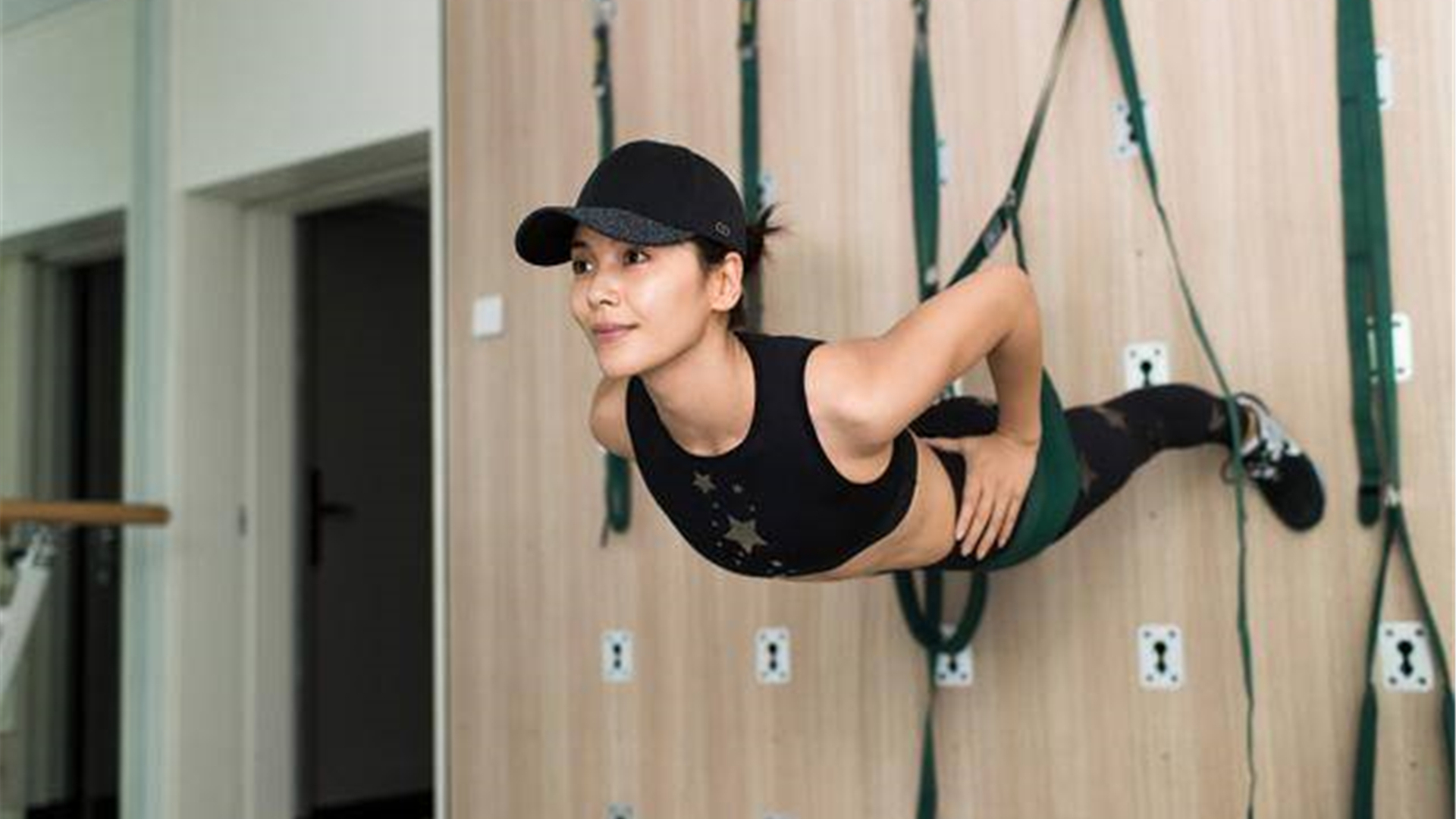 42岁刘涛健身10年,镜子里的美背吸引眼睛,爱运动的女人有魅力