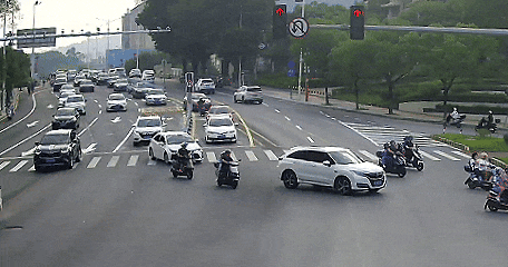 凤凰路口排队长度明显下降！交警提醒“借道左转”大胆走-有驾