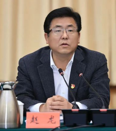 全国最年轻的省长,曾任国土资源部副部长,年轻有为,履历惊人