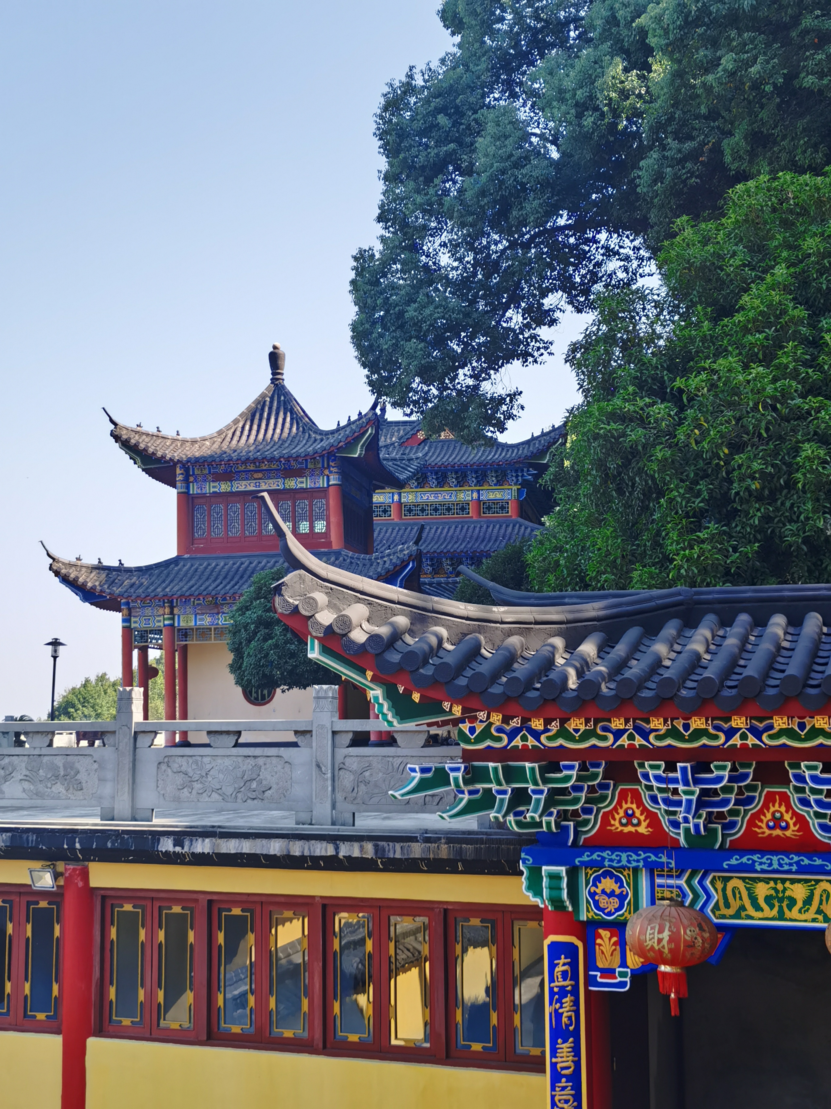 隐入尘烟的诸暨西天寺,自由展现着民众的信仰