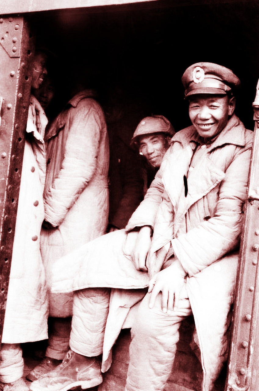 解放战争时期国军军人真实老照片,影视剧中展现的皮靴妩媚闪亮形象差