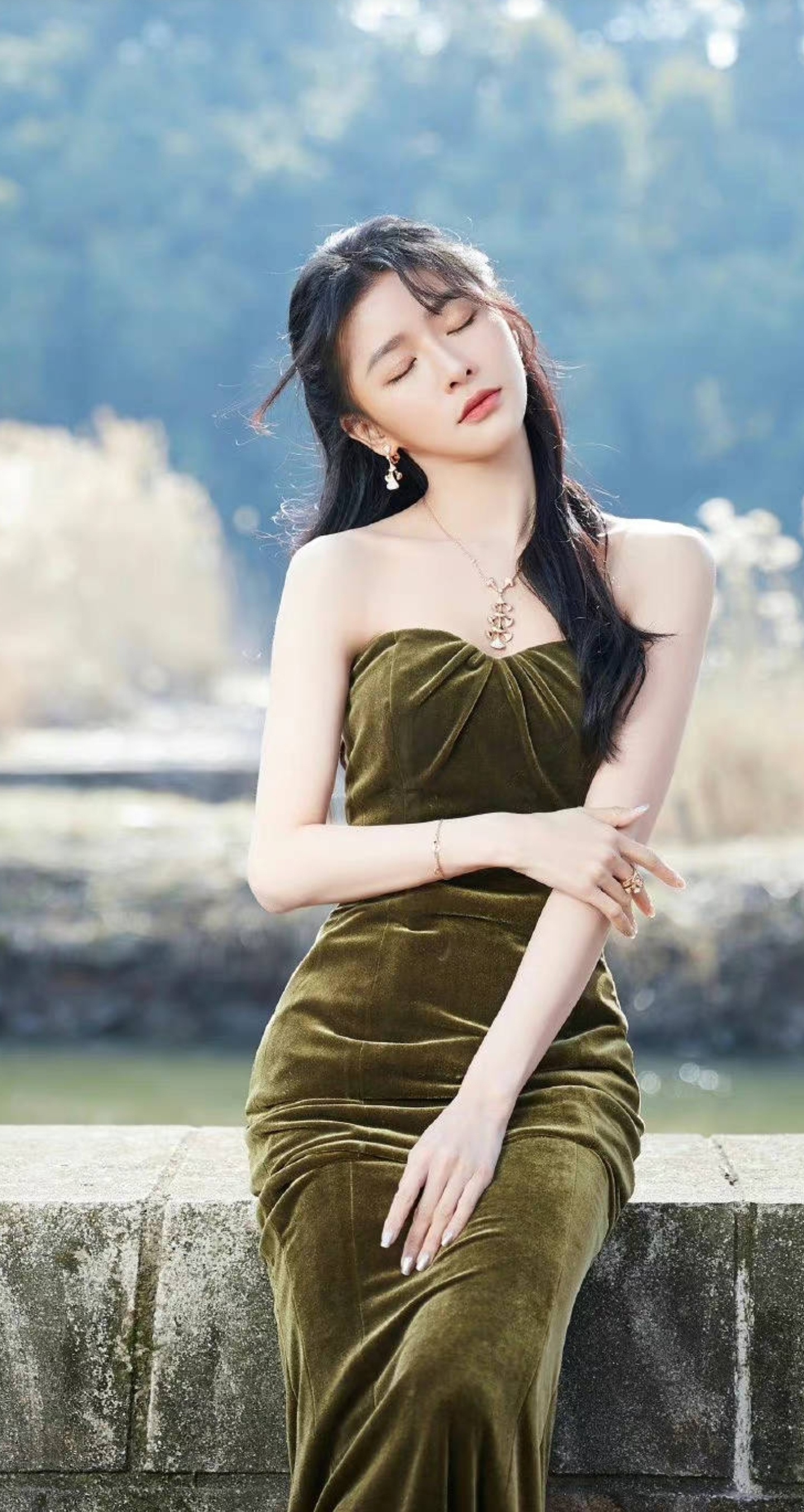 明星写真:蔡卓宜绿色抹胸晚礼长裙华丽艺术照,身材曼妙气质优雅