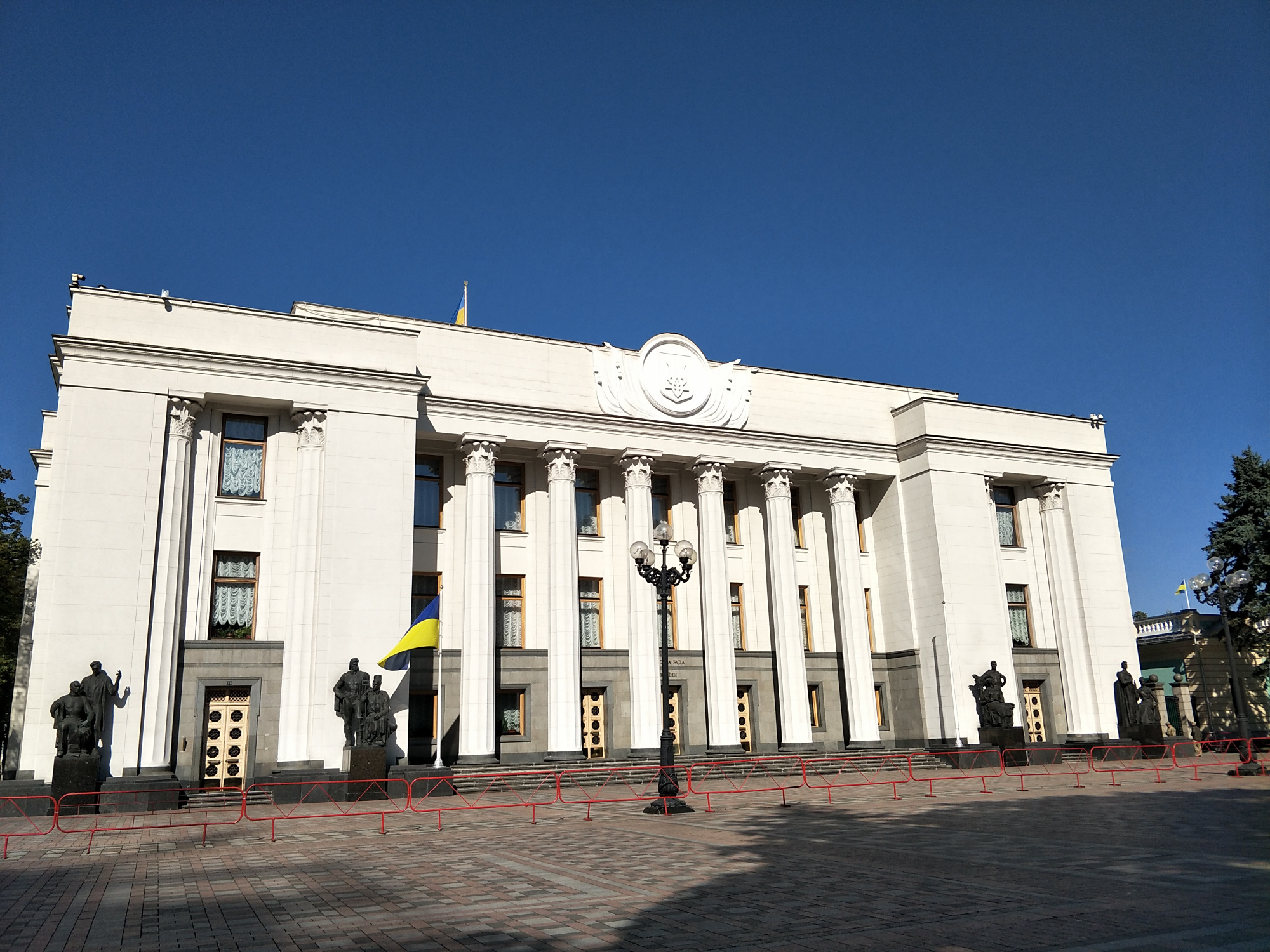 20世纪90年代，东欧剧变，以“休克疗法”应对市场，能否解决问题