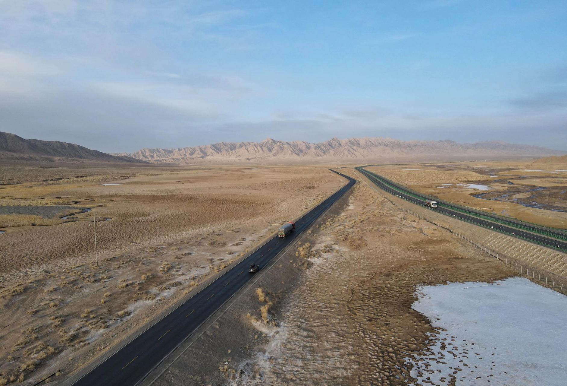 左边是109国道,右边是青海西宁到格尔木的高速公路.