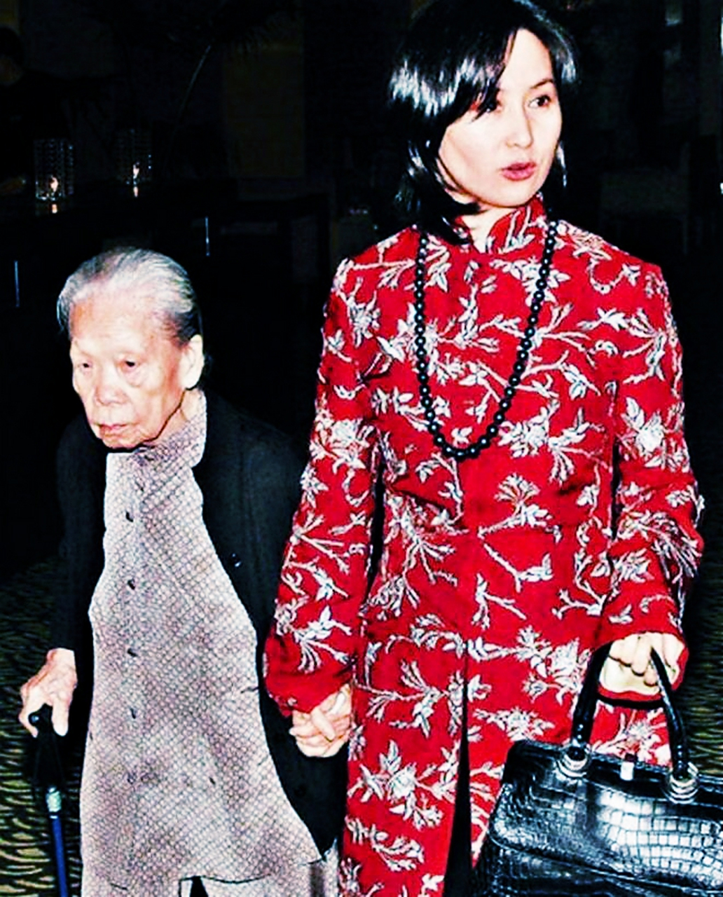 当何超琼的保姆晶姐建议他回家养老时,何超琼气得要命.