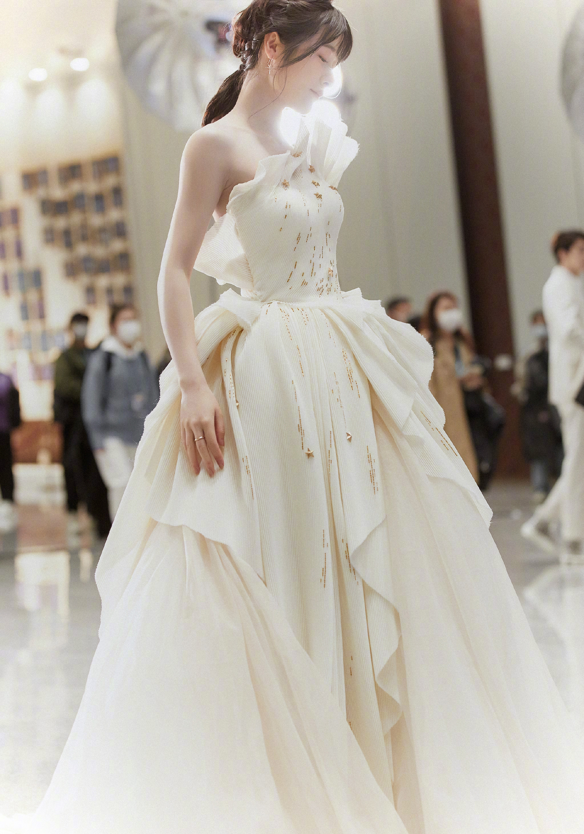 徐娇穿露背长裙亮相,"身形饱满"惹争议,评论区污言秽语