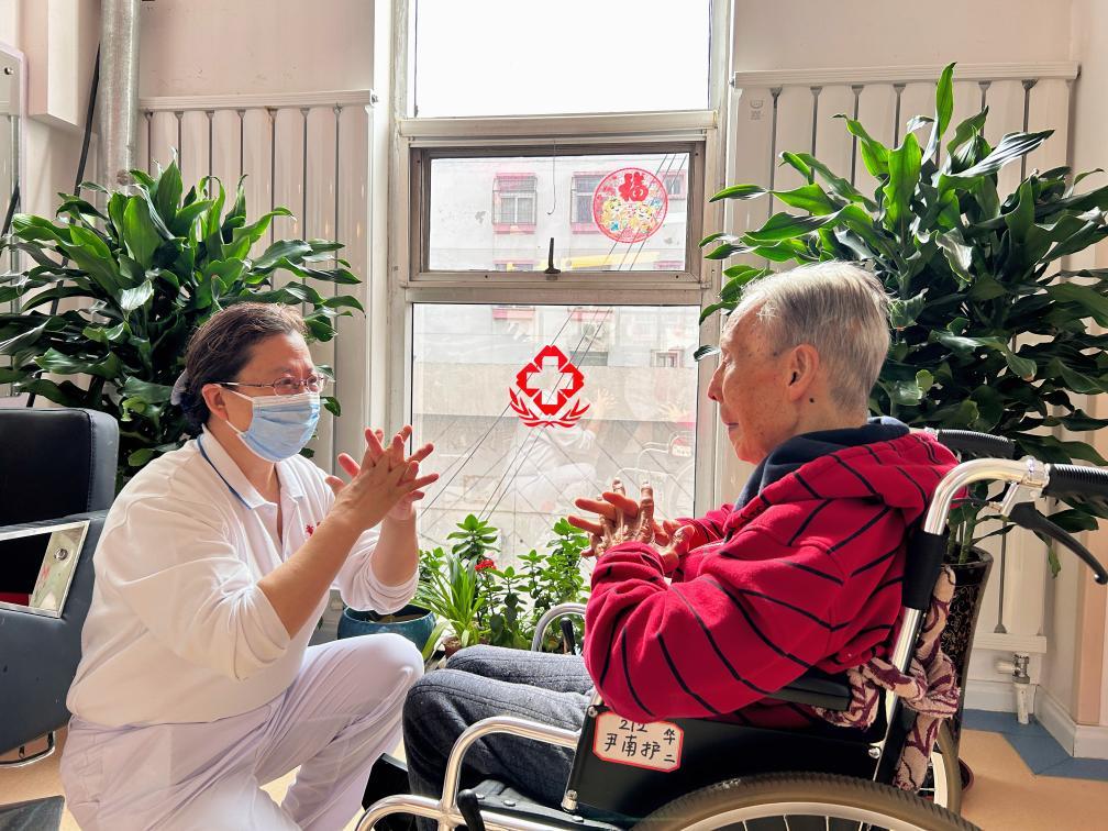 护工难找,好护工更难找!养老护工短缺亟待破解