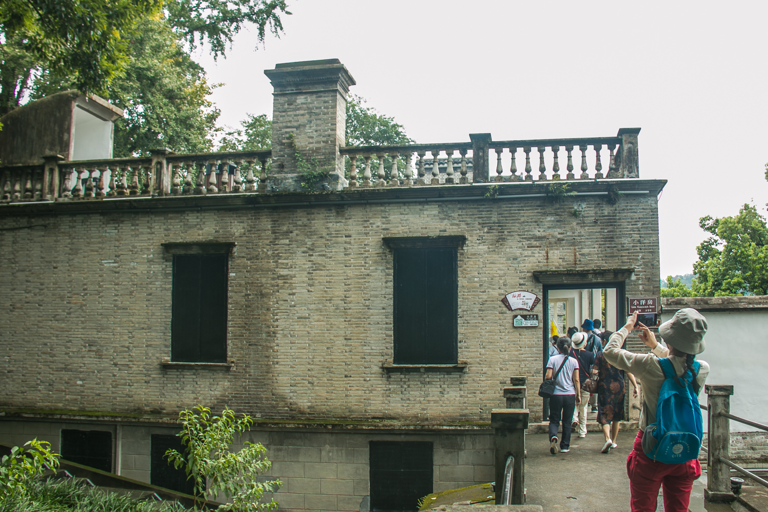 在溪口小洋房欣赏老照片,了解蒋经国先生的过去时