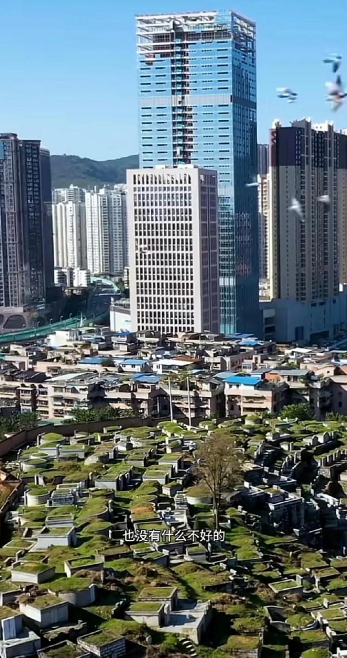 贵州省会贵阳有一处坟景房,房子与连片坟墓紧紧挨着.