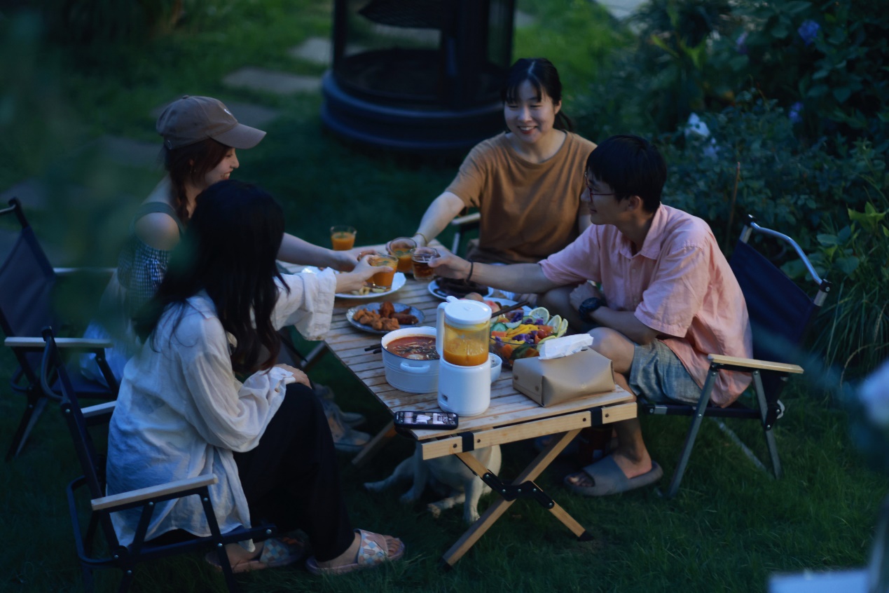 "白天宅晚上逛"!年轻人暑期旅游催生新消费,搜索热度同比上涨50%