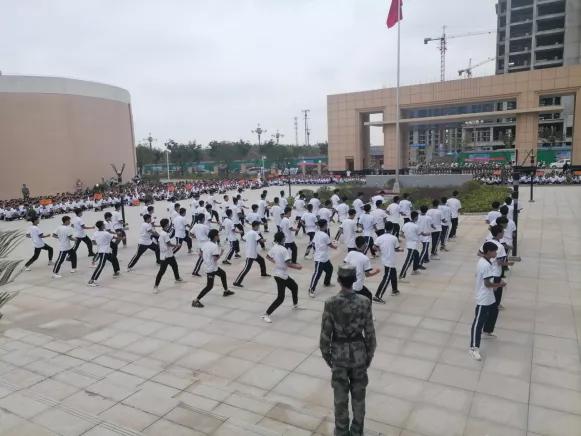 唐河县文峰高中举行2021级新生军训汇演
