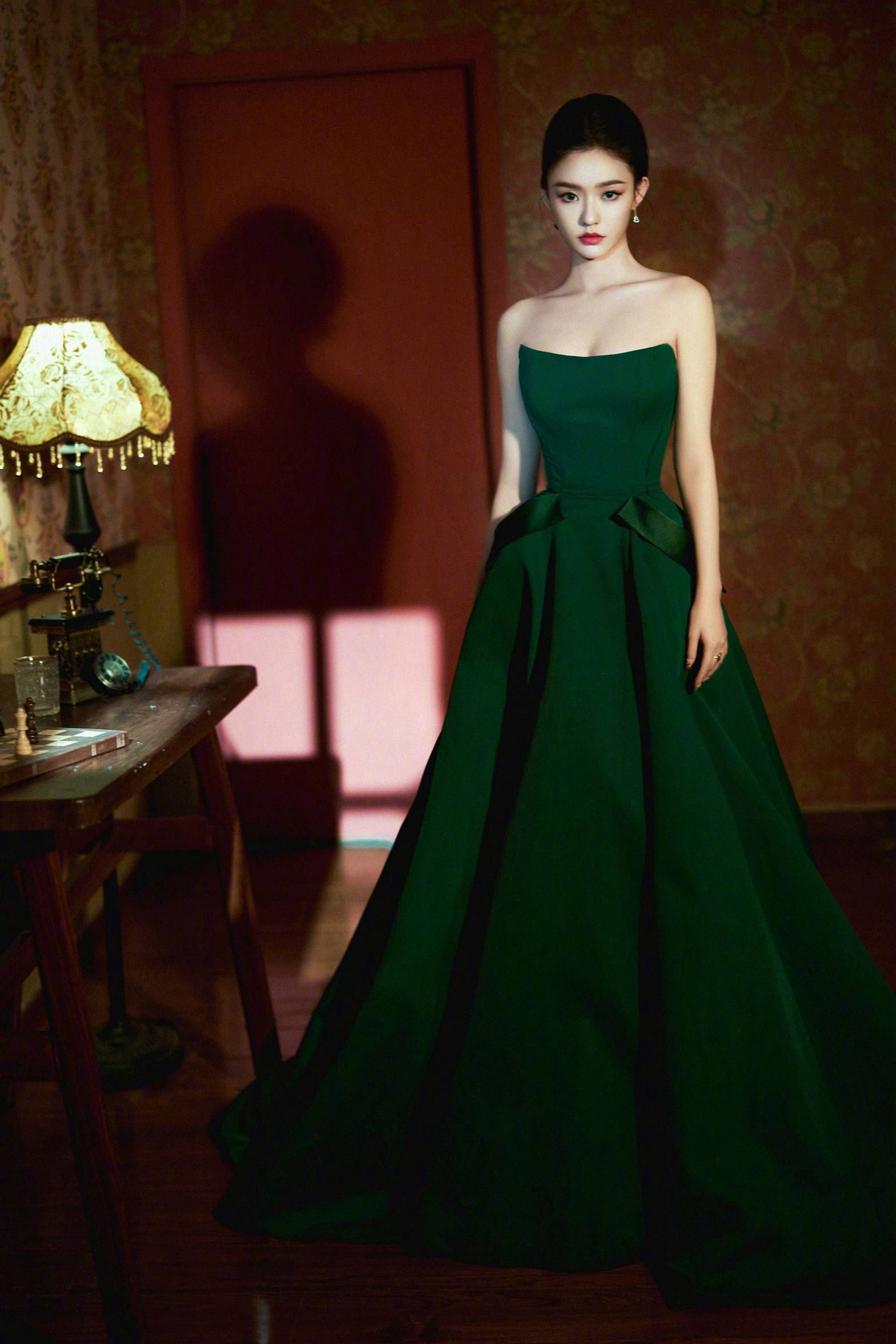林允绿色抹胸连衣裙性感写真