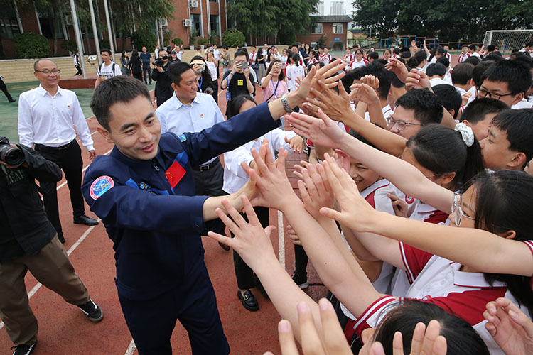 万安中学国防教育启动暨航天展馆开馆 航天员叶光富回到母校