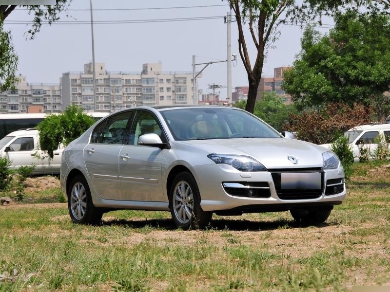 雷诺汽车的标志,以两个交织的三角形为特征,象征着雷诺三兄弟与汽车