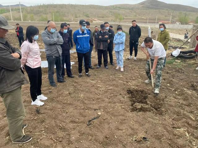【聚焦】三山乡召开推动庭院经济中药材产业发展现场观摩会