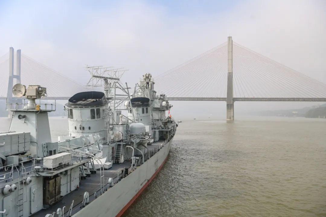 记者 龙帆 摄/视觉重庆 海军166舰是我国自行研发建造的第一代驱逐舰