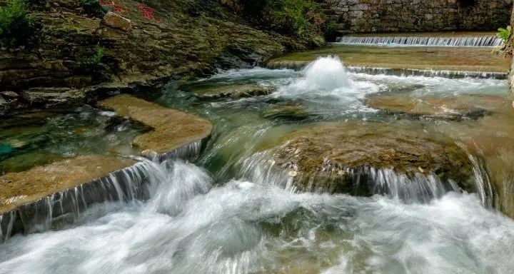 济南南部山区泉水图片