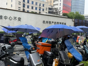 10厘米伞骨贯穿眼鼻！交警提醒：电动车私装遮阳雨棚属违法行为