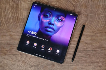 联想moto首款大折叠手机！moto razr fold图赏