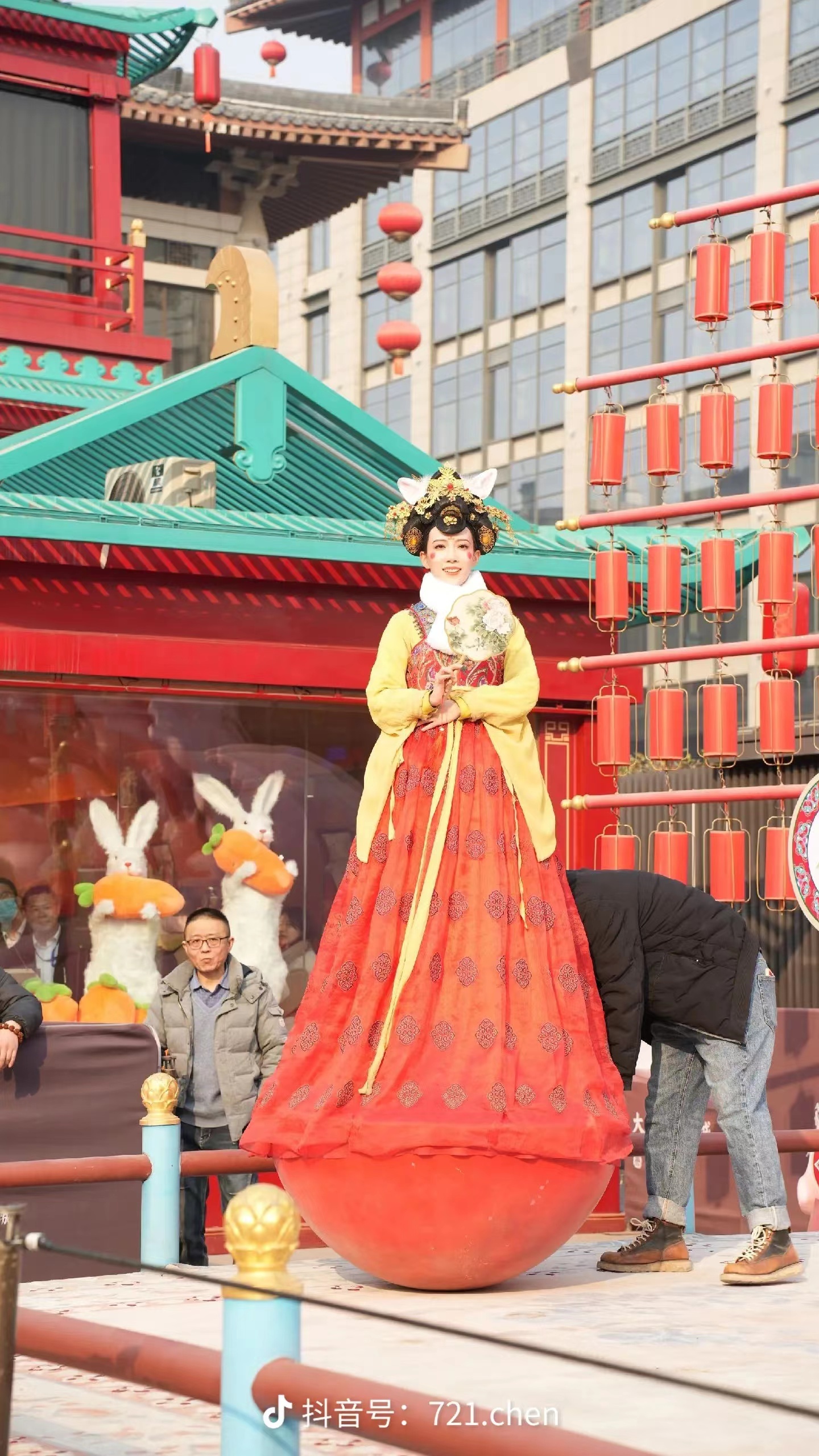 西安不倒翁表演者"皮卡晨"回应生娃后面容憔悴:不要传播婚姻和生育