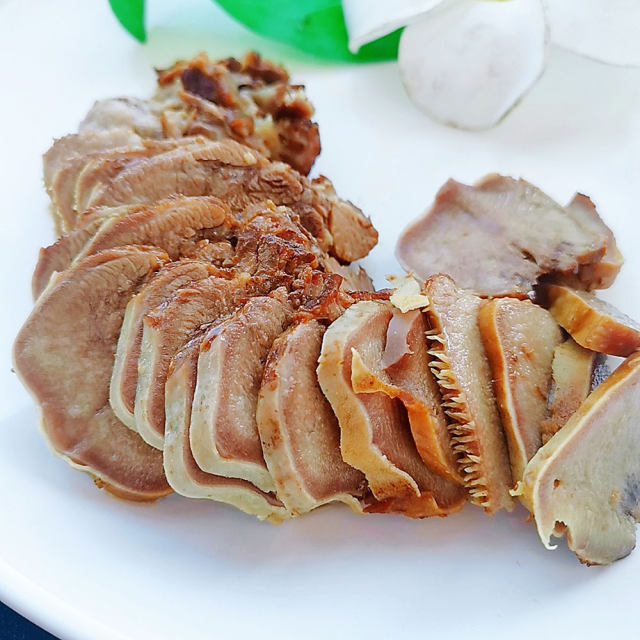 卤口舌,口感软嫩,十分入味