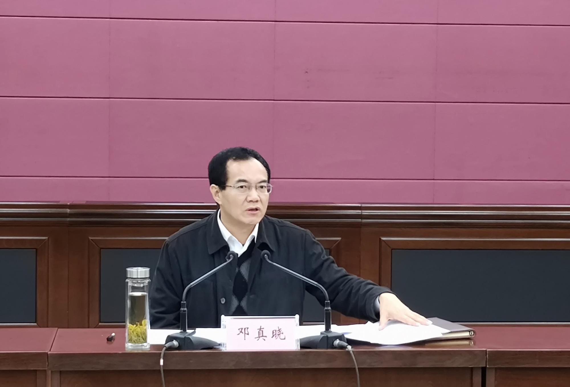 邓真晓在全市"双招双引"工作调度会上指出:突出重点抓"双招双引",集聚