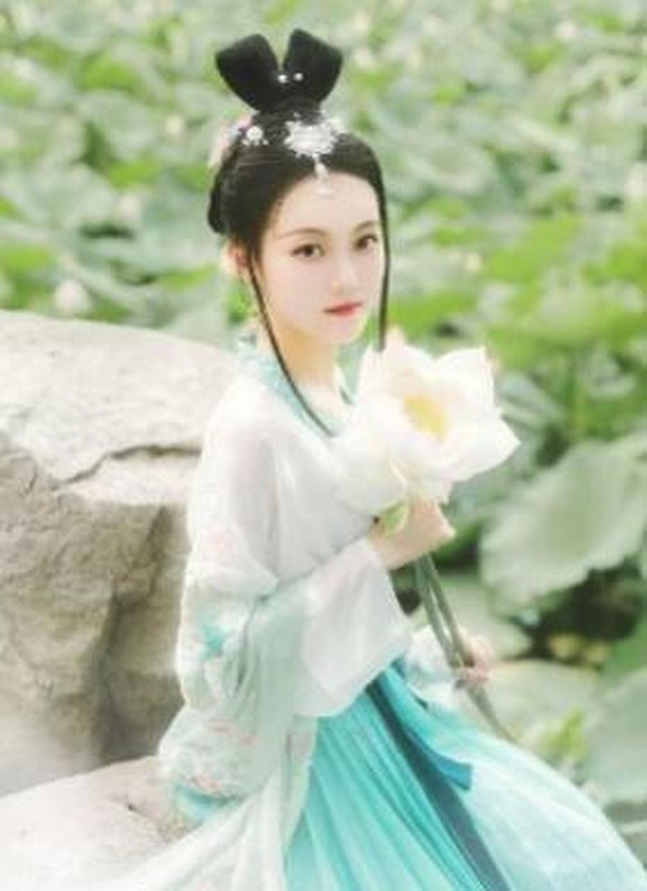 古时,有一花季少女被逼阴婚,嫁给一个12岁的少年,成亲当日,夫家抬着