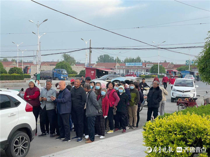 博兴农商银行寨郝支行举行"爱心早餐"公益活动