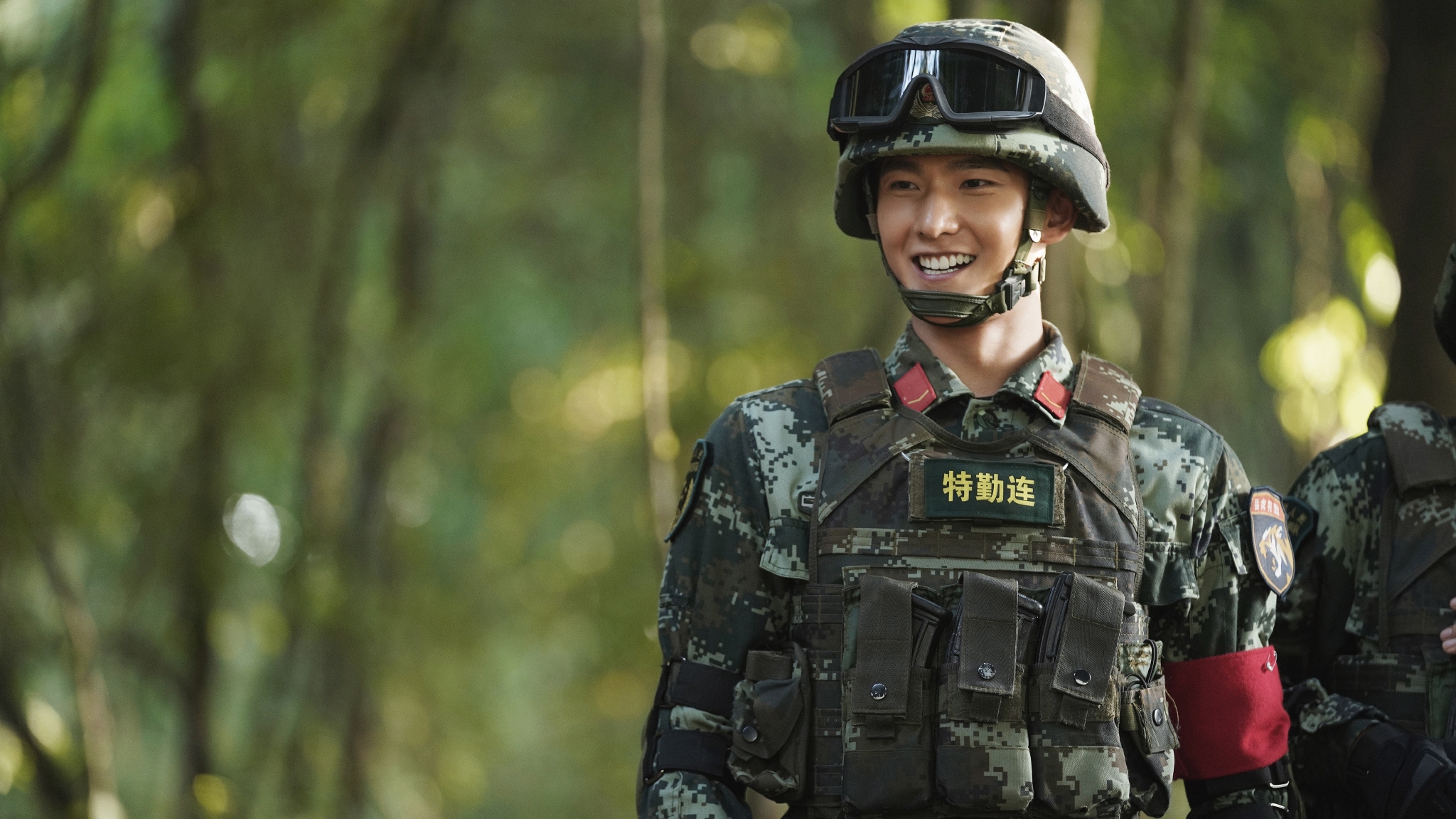 杨洋分享《特战荣耀》燕破岳隧道救人花絮照