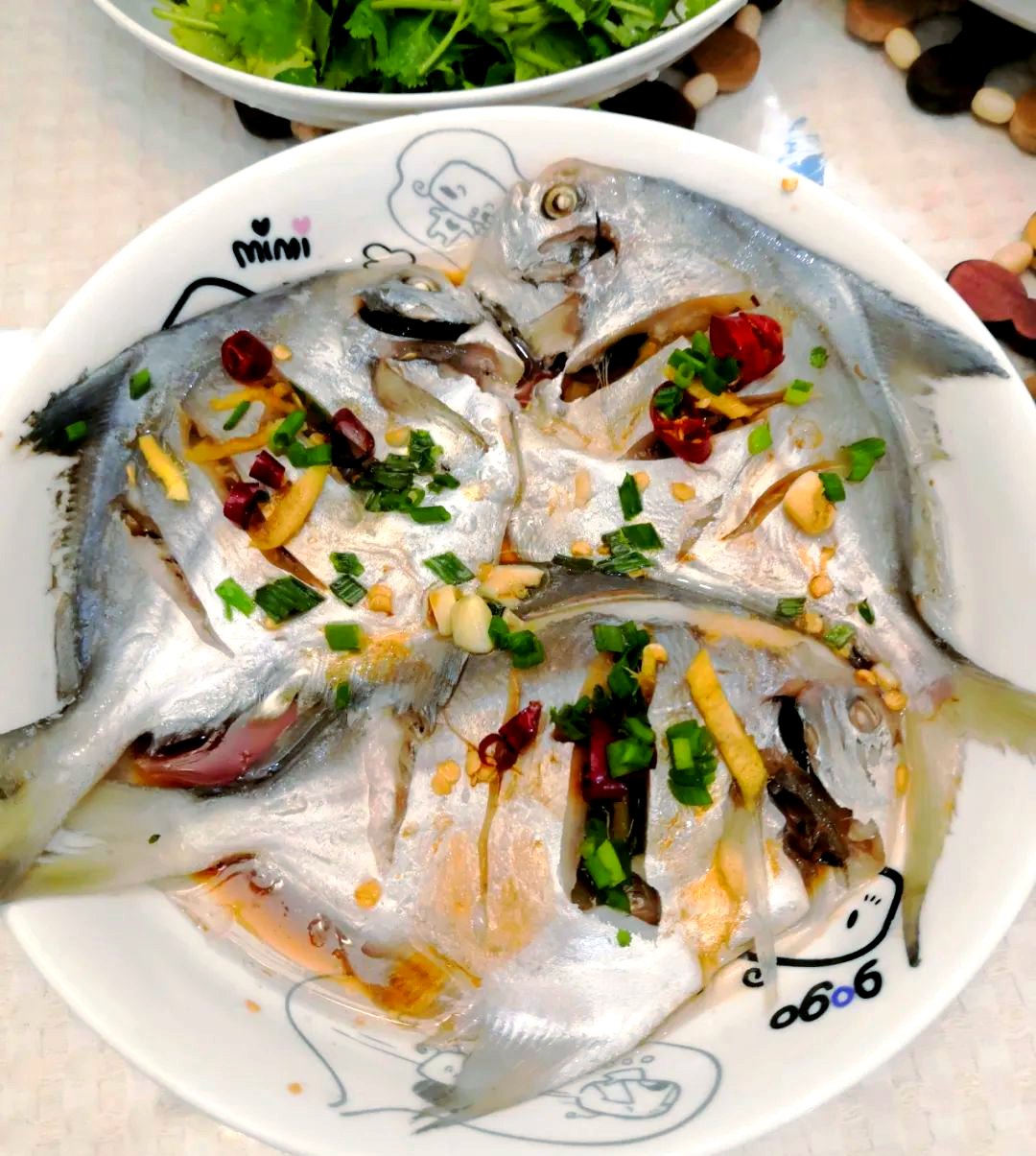 烹饪方法:首先,将小晶鱼彻底清洗后,在鱼身上打上