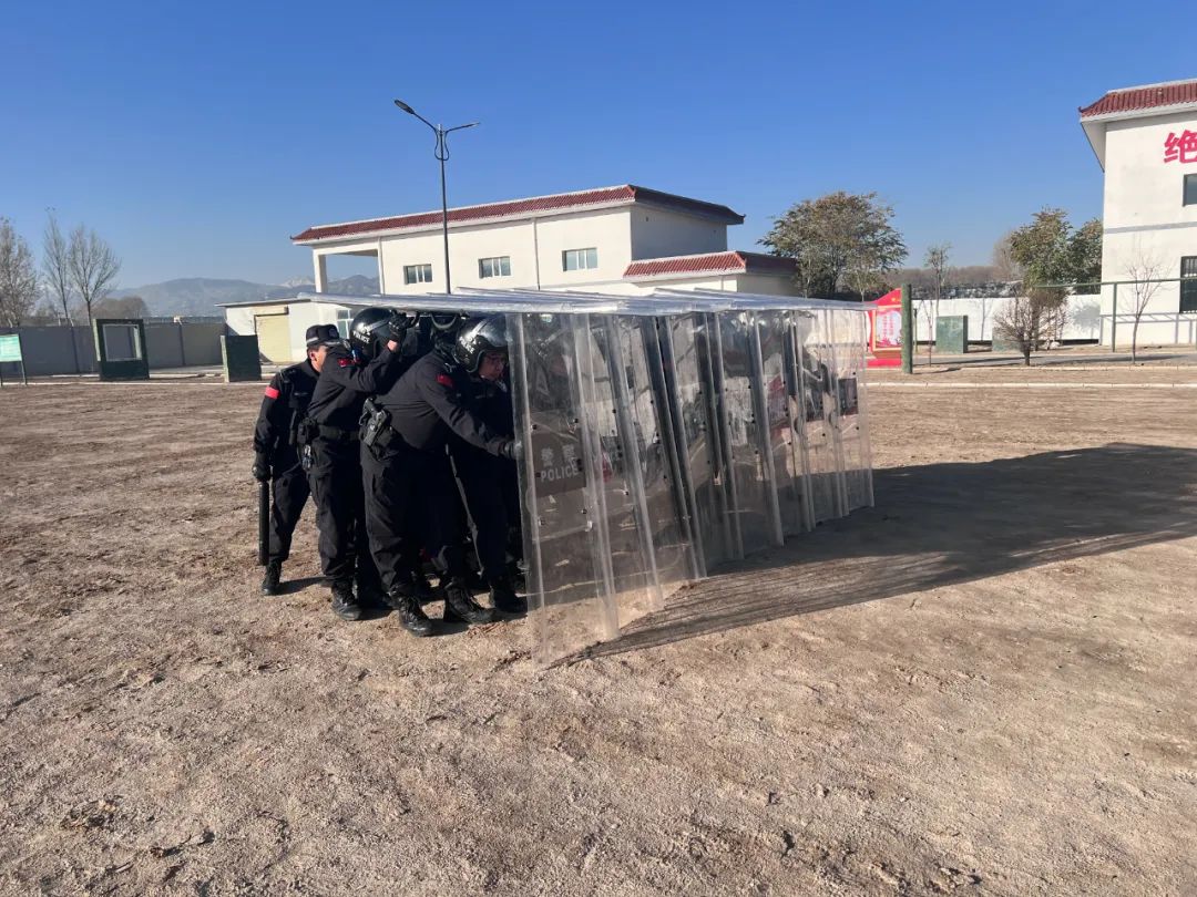 以练备战 以防为先——乐都区公安局特巡警大队开展防爆队形专项训练