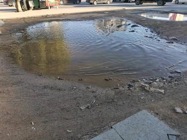 辽宁葫芦岛龙程街附近出现多个水坑,都是积水