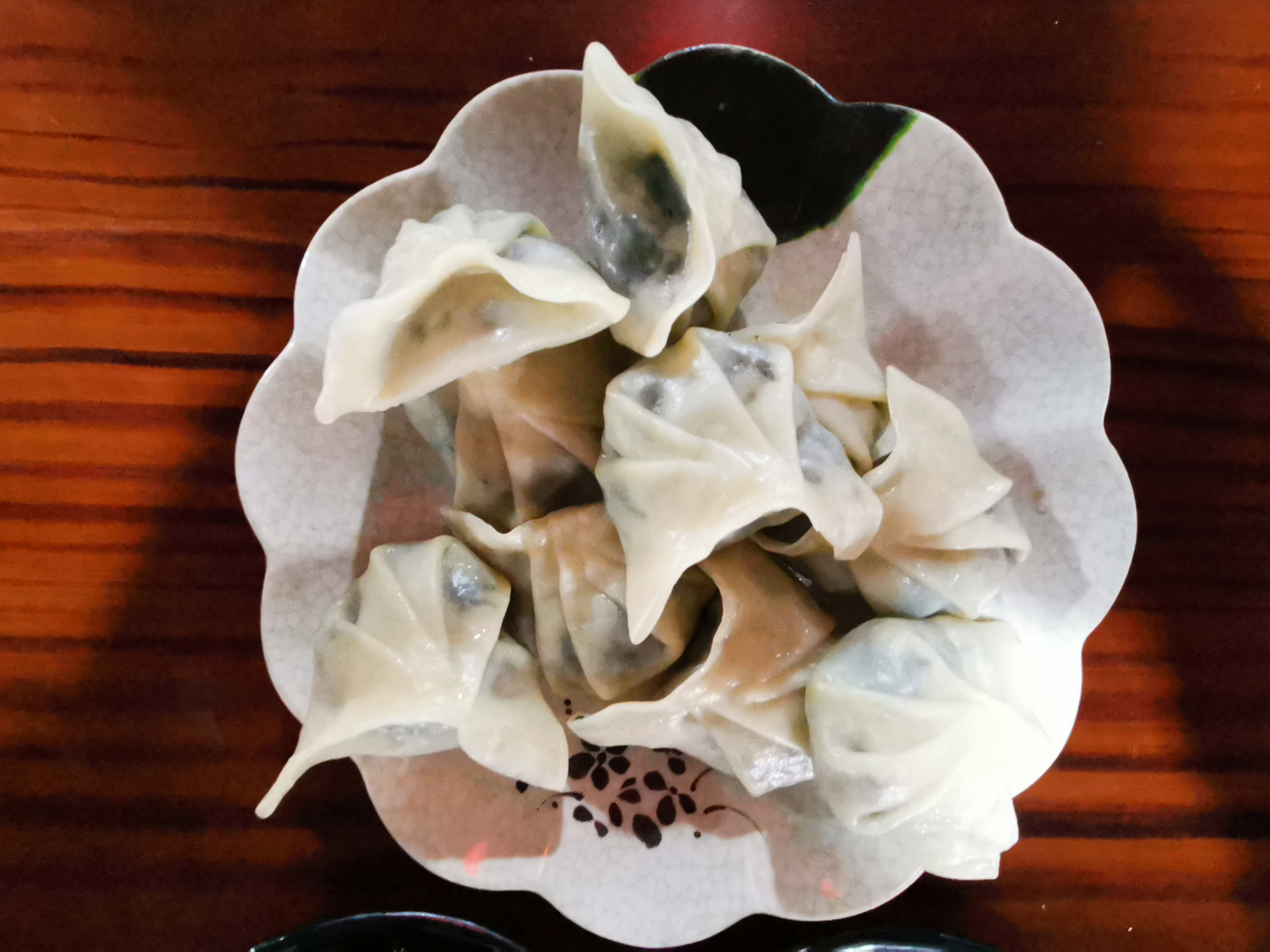 咬一口蒸饺,啊呦~一股香气扑来,在舌尖上开始舞动,盐西菜嫩爽,里面的