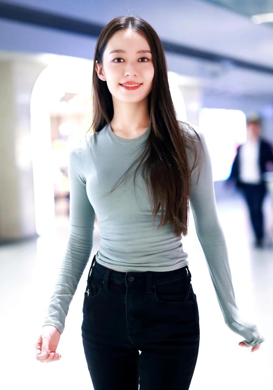 吉娜爱丽丝机场秀好身材  本文并不代表小编赞同其观点和对其真实性