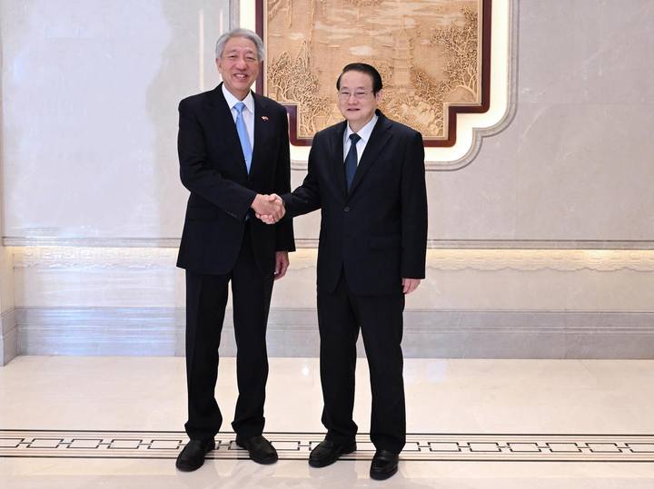 易炼红会见新加坡国务资政兼国家安全统筹部长张志贤一行