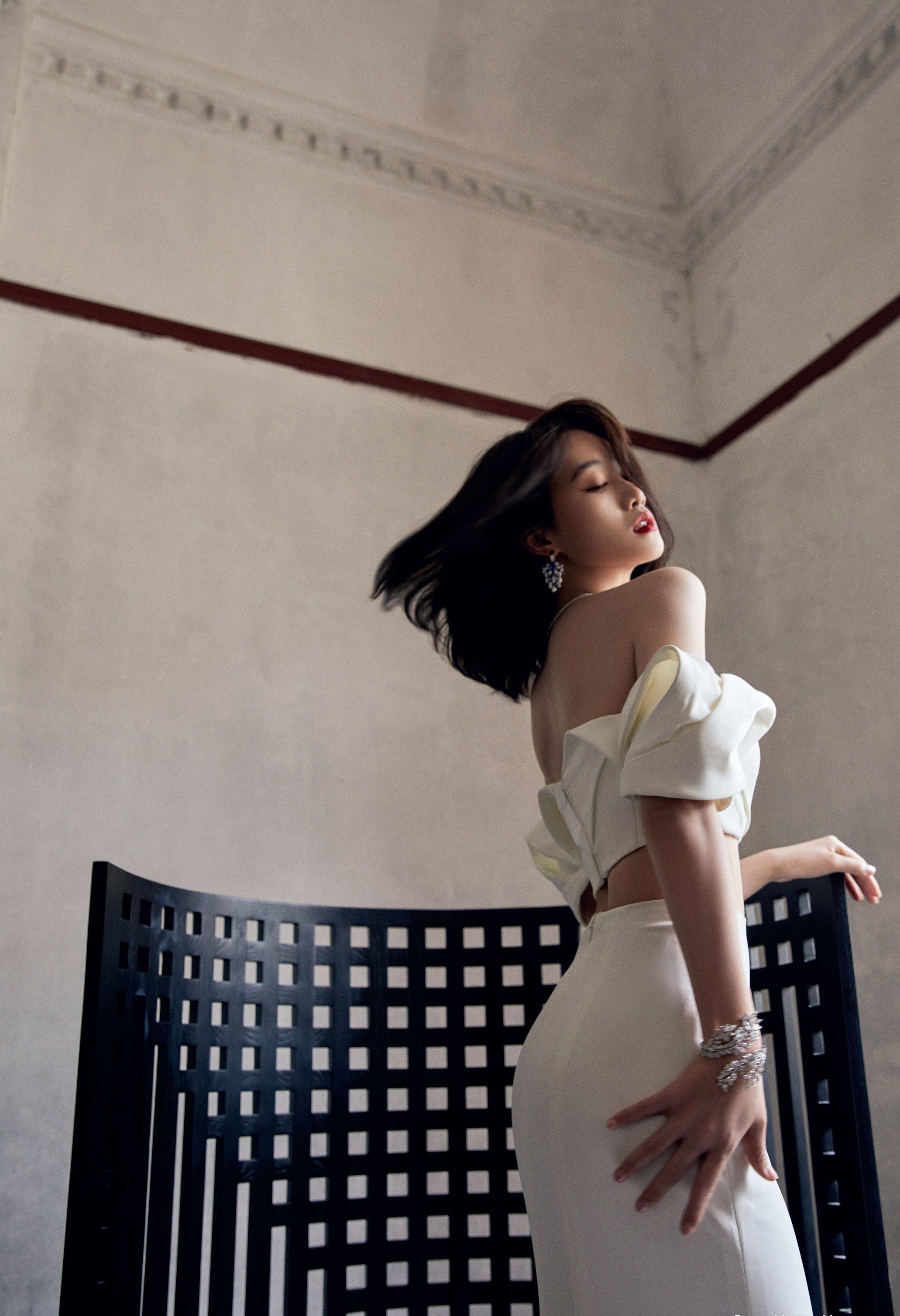 蓝盈莹白色礼服性感香肩写真