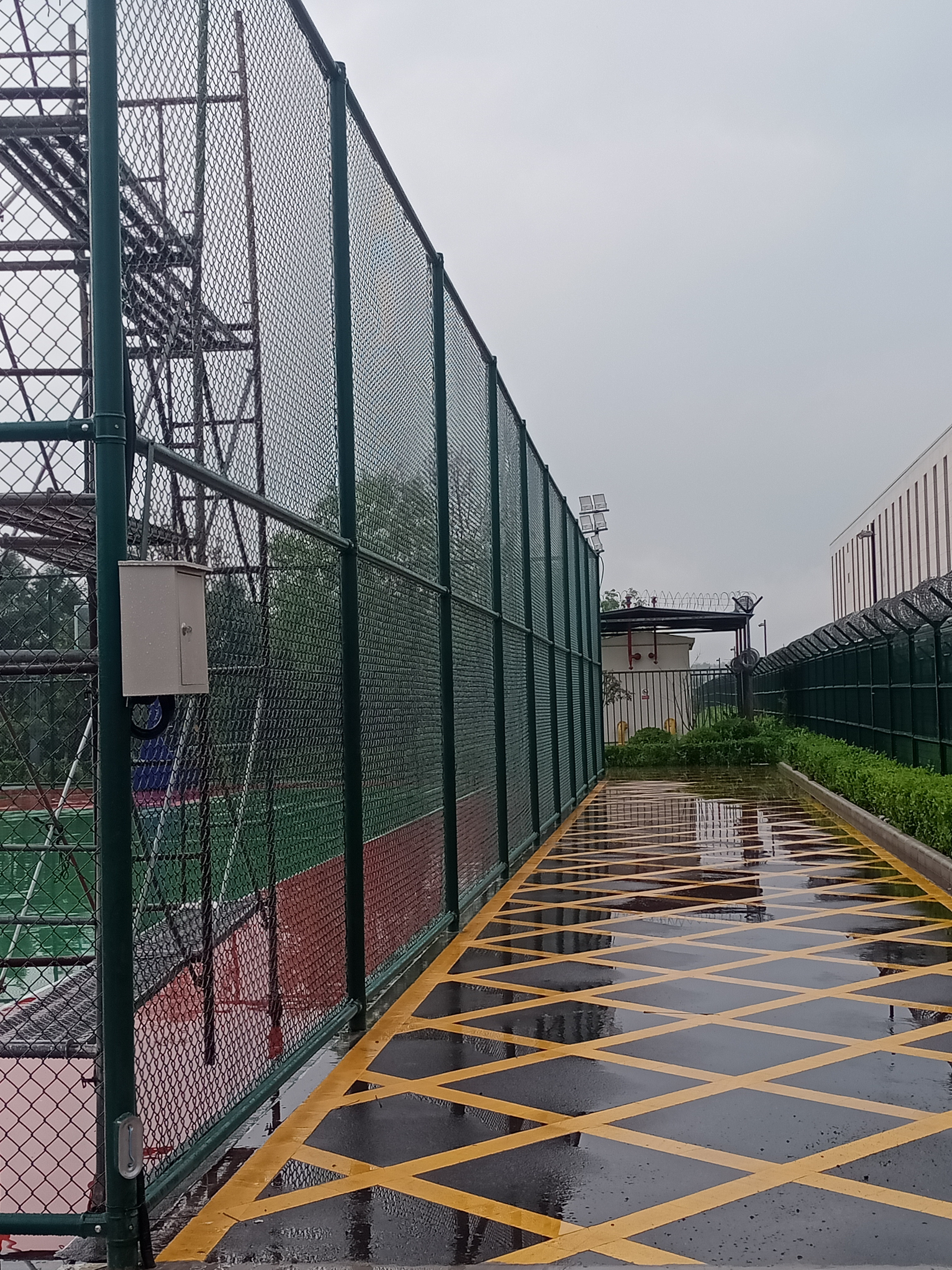 体育场围网必须安装吗?北京大兴中国南方航空篮球场围网效果