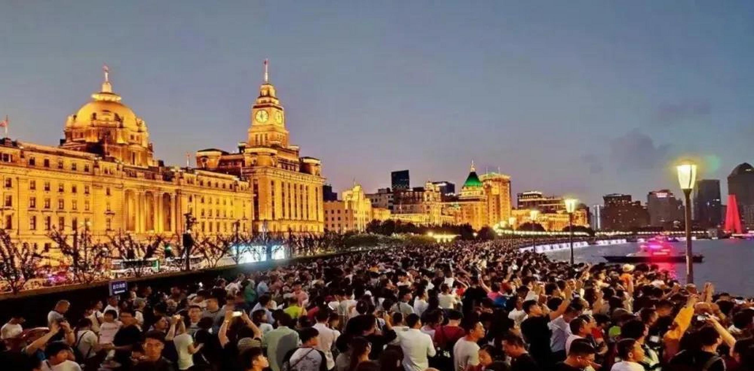 上海外滩 五一假期, 人太多了挤不动 !你在现场看更加震撼!
