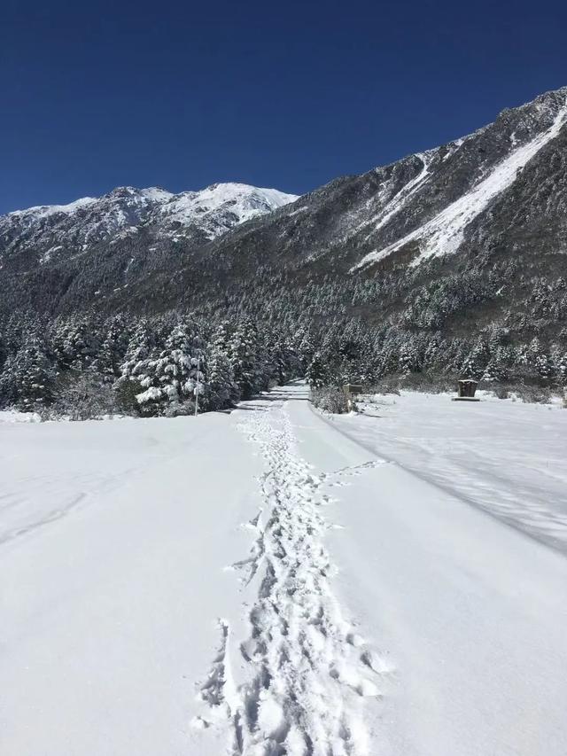 康定木格措冬季景色图片