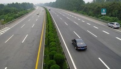 首先,从左至右分别是超车道,行车道和应急车道.