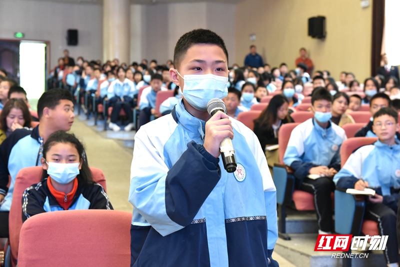张家界市人民检察院走进市民族中学开展"法治护青春 检察护成长"巡讲